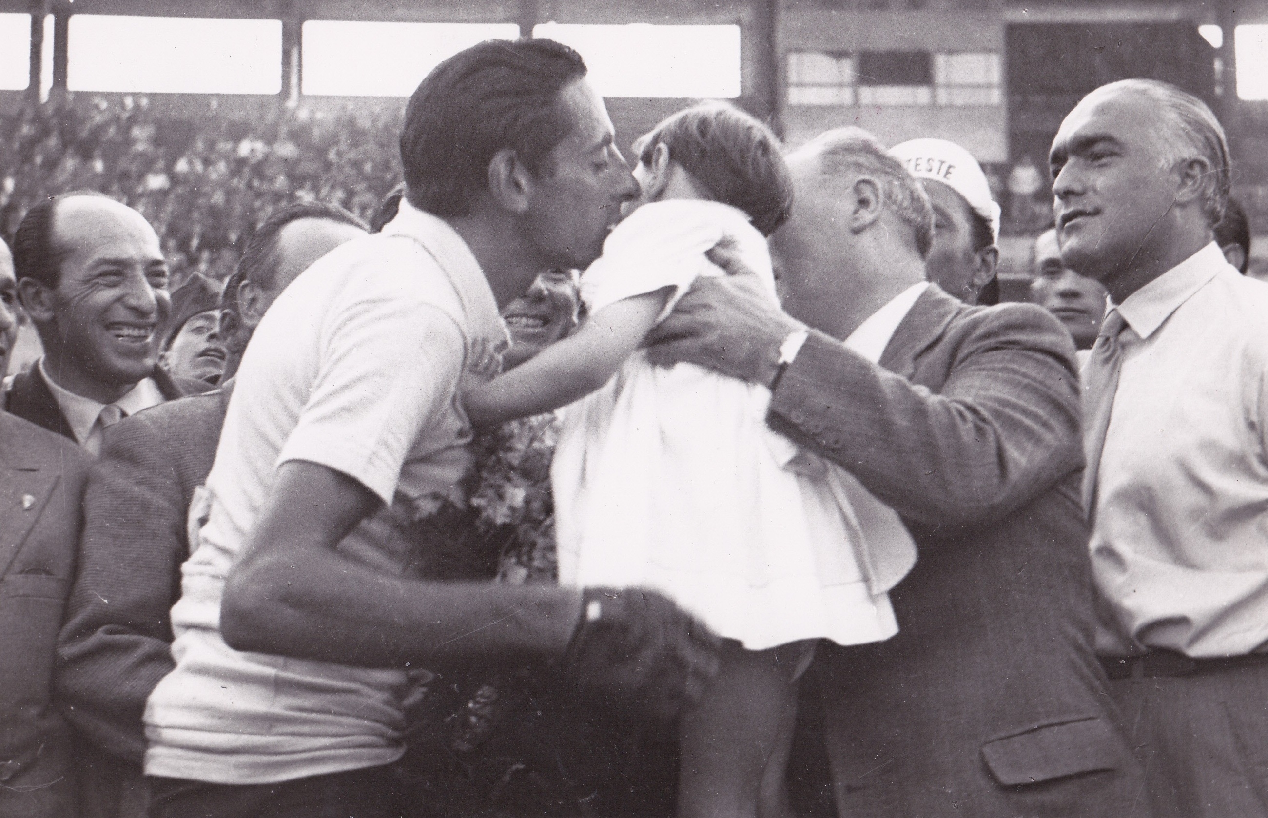 Mirella Loik (figlia del campione del Grande Torino, Ezio) abbracciata al Velodromo di Torino da Fausto Coppi (ormai vincitore del Giro d’Italia del 1949) dopo la penultima tappa, partita da Pinerolo (Foto Bertazzini)