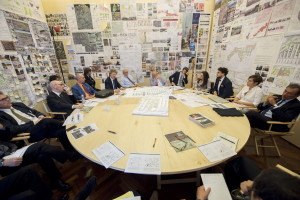 Il tavolo atorno a cui si raccoglie il grupop di lavoro sulle periferie nello Studio di Renzo Piano al Senato