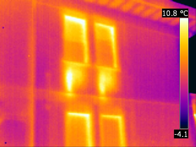 Immagine termografica che evidenzia le dispersioni termiche delle chiusure trasparenti