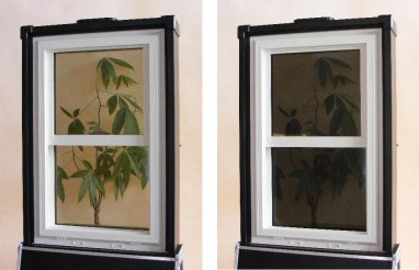 A sinistra il vetro fotocromatico trasparente, a destra il vetro opaco dopo l’attivazione 