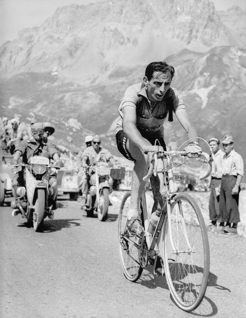 Fausto Coppi nella sua prodigiosa scalata dell’Isoard durante la storica tappa, vittoriosa, Cuneo-Pinerolo del 10 Giugno 1949 