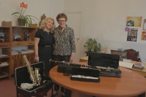 Principal Diana Hovhannisyan and Muriel Mirak-Weissbach with the new wind instruments