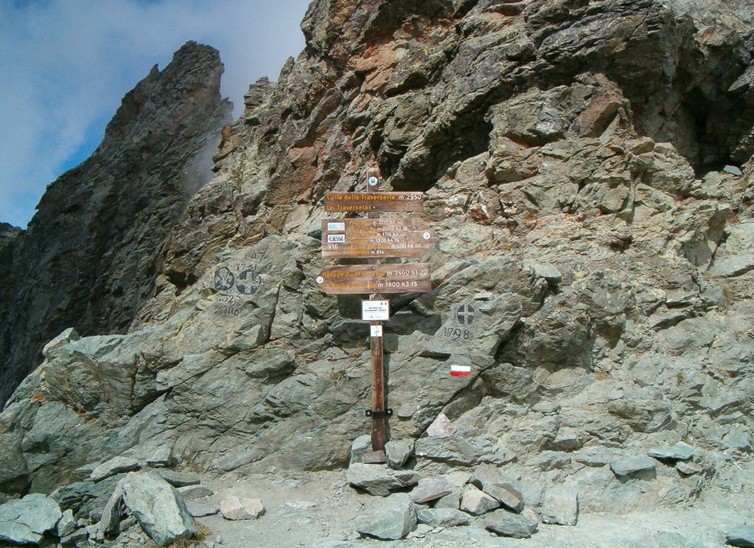 Allegato 12 - La cima del Colle delle Traversette, con i marchi dei confini