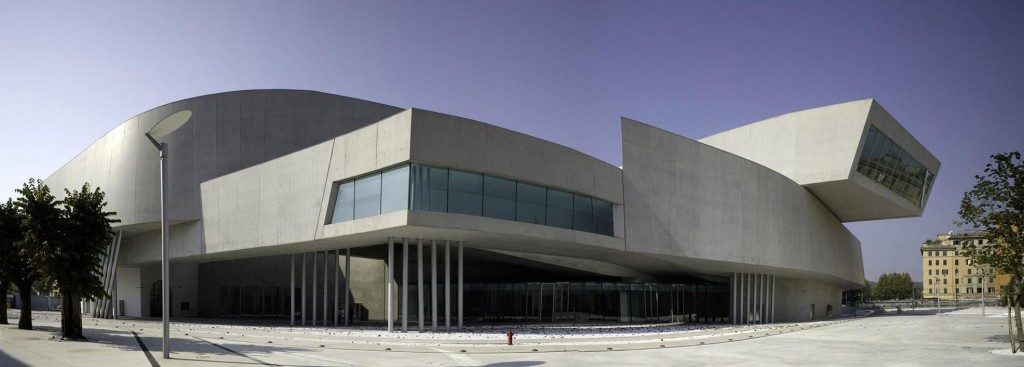 La grandiosa estensione frontale del famoso Museo Nazionale delle Arti del XXI Secolo (MAXXI) a Roma, progettato nel 1998/99 e realizzato dal 2003 al 2009/10