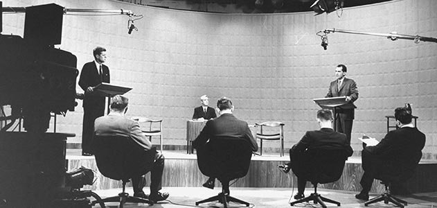 Il primo dibattito televisivo, tra RIchard Nixon e John. F. Kennedy, 26 settembre 1960. Confronto di proposte, rispetto reciproco tra i contendenti. Un'altra era.