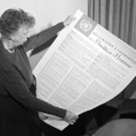 Eleanor Roosevelt sostiene la Declaración Universal de los Derechos Humanios en 1948