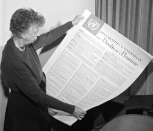 Eleanor Roosevelt sostiene la Declaración Universal de los Derechos Humanios en 1948