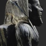 48 – Statua in diorite del Faraone Khefren protetto dal Falco Horus, IV Dinastia