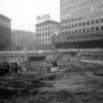 Piazzale_Cadorna_durante_i_lavori_per_la_metropolitana_(1960)- Wikimedia