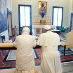 Francisco y Benedicto XVI, papa emérito, rezan juntos